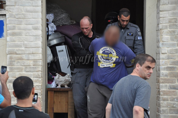 بالفيديو والصور: اعتقال أب وابنائه الثلاثة في مداهمة للشرطة لاحد البيوت العربية في العجمي